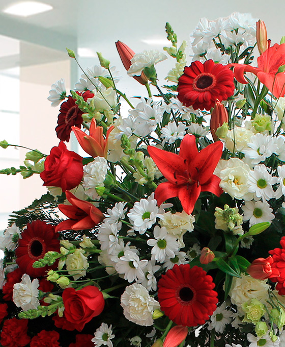 Corona Funeraria Roja y Blanca a detalle
